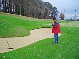 Rutengänger untersucht einen Golfplatz nach Wasseradern