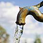 Wasserhahn mit fließendem Wasser