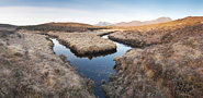 Wasserlauf in einer kargen Landschaft - Wasseradern in der Natur