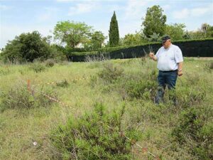 Rutengänger bei einer Landbegehung zur Wassersuche